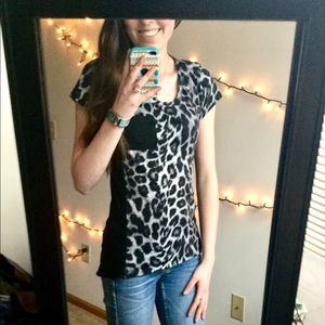 Leopard Print T-shirt with Pocket Discreet